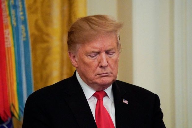 Трамп выгнал кашляющего помощника из своего кабинета - ВИДЕО