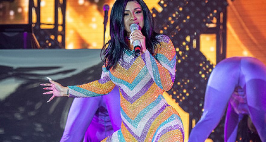 У популярной певицы треснул костюм во время выступления