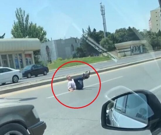 Bakıda kişi yolun ortasına uzanıb bütün hərəkəti dayandırdı - VİDEO