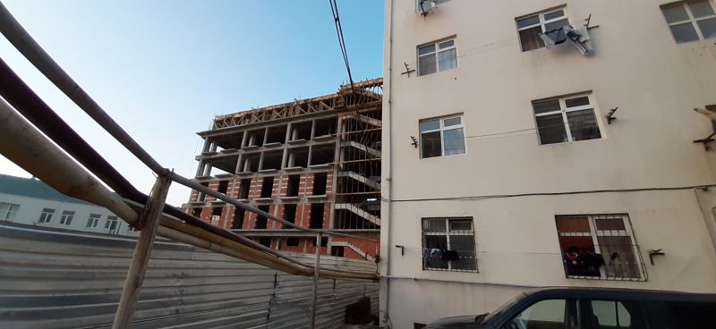 Nərimanovda sahibkarlar vətəndaşların “evini tikir” - Dövlət qurumları isə buna göz yumur (FOTOLAR)