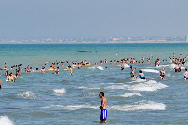 Pirşağıda çimərliklər hasarlanıb, pulsuz buraxmırlar (VİDEO)