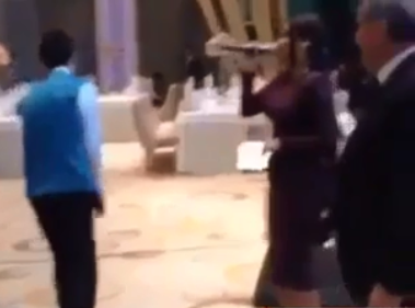 Azərbaycanda toyda deputat müğənniyə salfetdə görün nə yazıb göndərdi - FOTO
