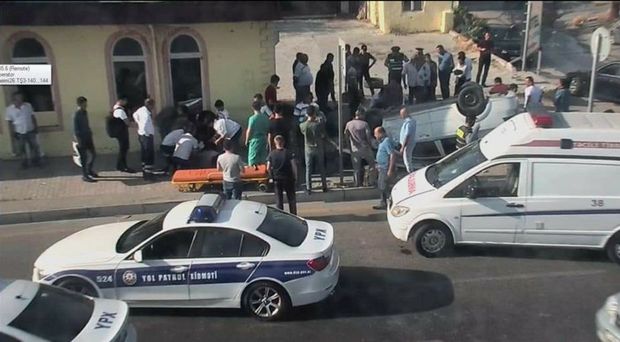 Babək prospektində maşın aşdı, tıxac yarandı - YENİLƏNİB