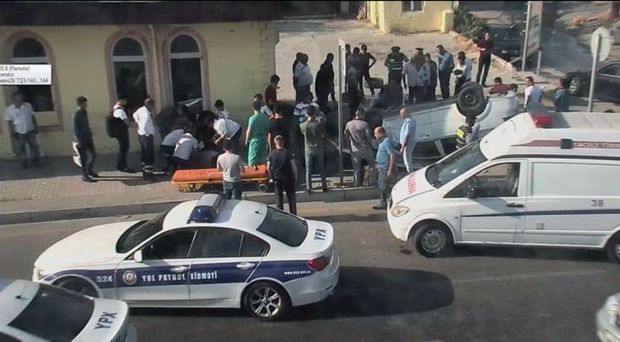 На проспекте Бабека перевернулся автомобиль, образовалась пробка - ОБНОВЛЕНО