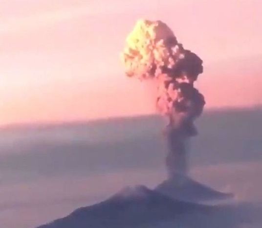 Восхитительные кадры извержения вулкана в Мексике - ВИДЕО