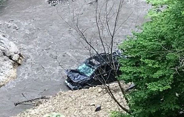 Foto çəkdirmək istədi, avtomobili dərəyə aşdı - VİDEO