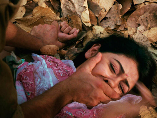 Bakıda gənc oğlan evə apardığı qadını saatlarla zorladı