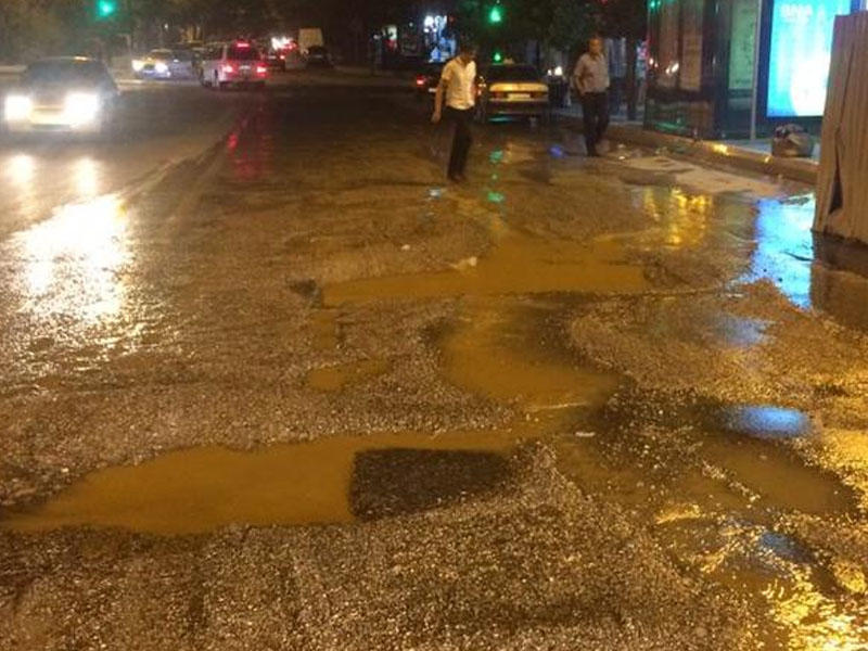 Bakının mərkəzi küçəsində biabırçı mənzərə - VİDEO