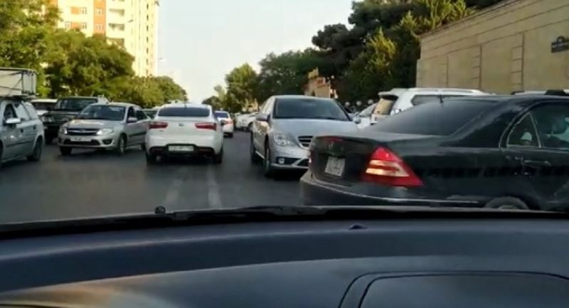 Bakıda bu yolun dərdinə çarə tapılmır - “Restoranlar küçəsi”ndə biabırçılıq (VİDEO)