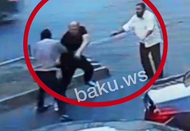 Bakıda qanlı hesablaşma – Küçədə kişini belə bıçaqladılar – VİDEO