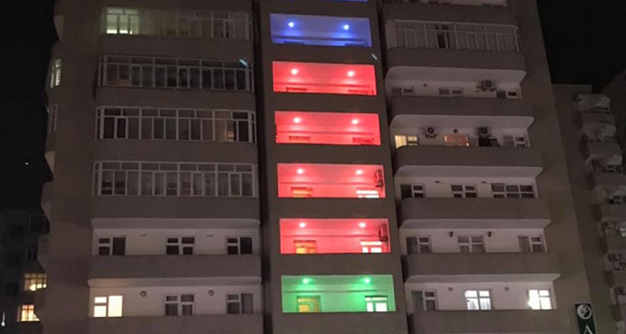 В Ясамале здание «окрасили» в цвета национального флага - ФОТО