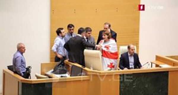 Tbilisidə rus deputatları qovurlar: 