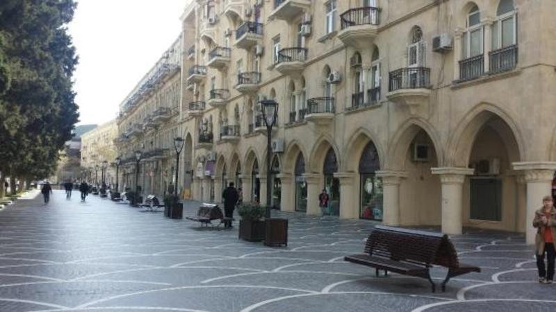 Bakının mərkəzində qızlar arasında kütləvi dava - VİDEO