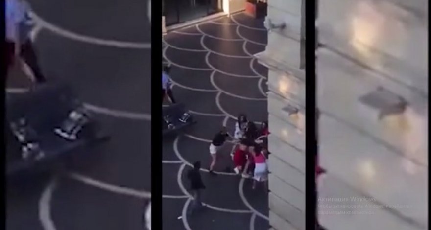 Жестокая драка между девушками на улице Низами - ВИДЕО 18+