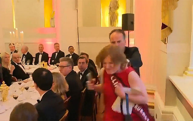 Nazir müavini qadını itələyib zaldan çıxardı - Video