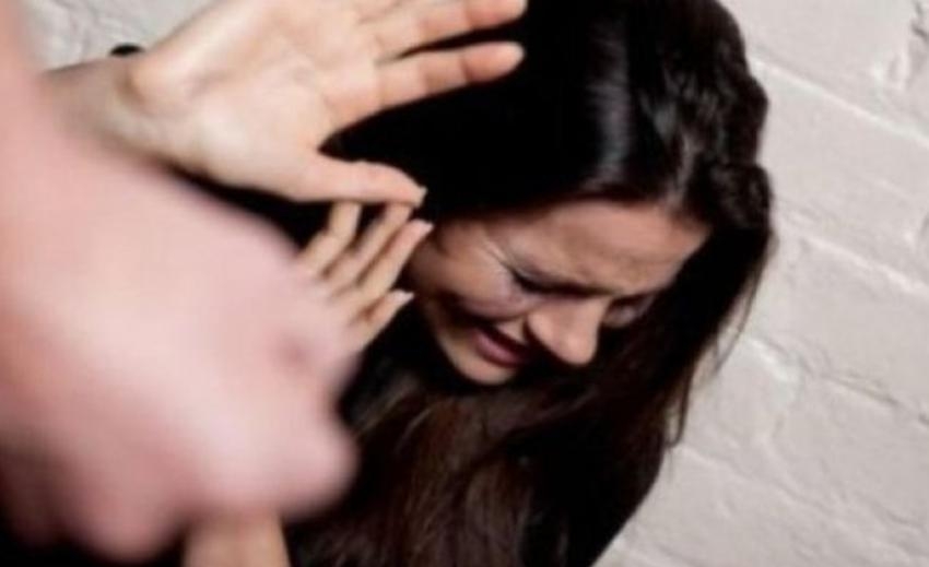 Qayınana oğulları ilə birləşib gəlini döydü