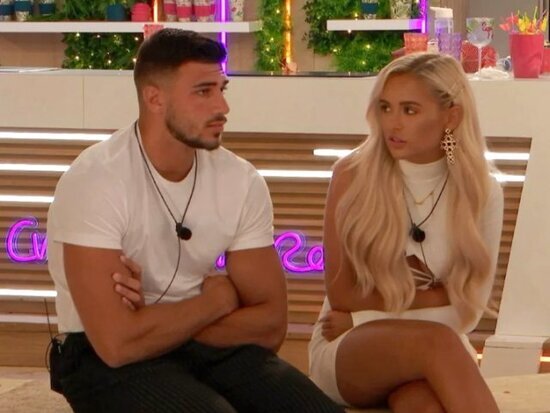 Canlı yayımda cinsi əlaqəyə girdilər: Hamı izlədi... - VİDEO