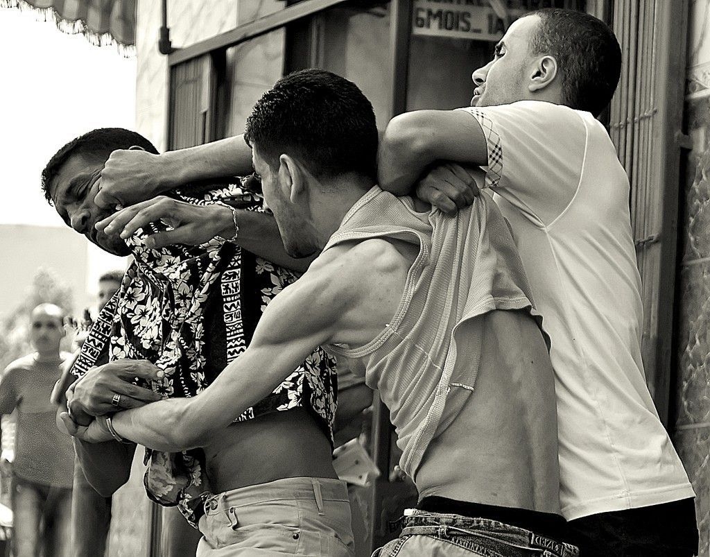 Çimərlikdə atanı uşağının gözü qarşısında daşla döydülər - Azərbaycanda ŞOK HADİSƏ