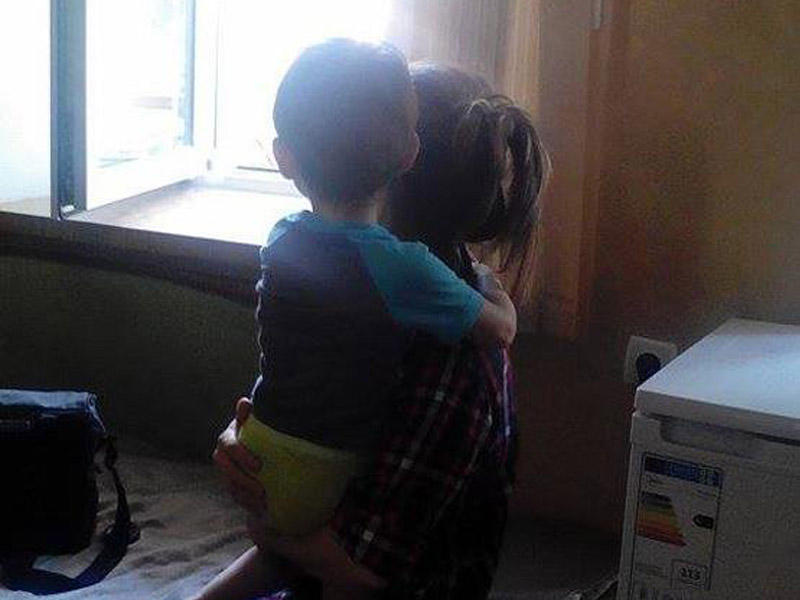 AZƏRBAYCANDA ŞOK OLAY: Ərindən qorxan qadın 3 uşağıyla küçədə yaşayır