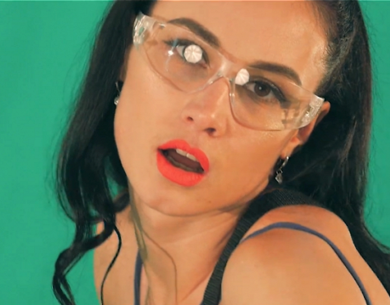 Zavod işçiləri çimərlik geyimində çalışır — Belarusda istilərin nəticələri