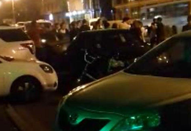 Bakıda toydan sonra BƏYLƏ GƏLİN EVİ ARASINDA DAVA - Qadınlar ayırmağa çalışdı - VİDEO