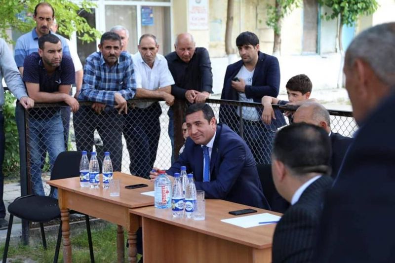 Laçının deputatından məcburi köçkünlərə HÖRMƏTSİZLİK: Yaşlı insanları ayaqüstə saxladı (FOTOLAR)