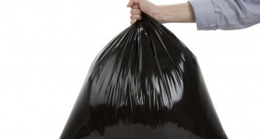 В столице рабочие бросают мешки с мусором с крыши здания – ВИДЕО