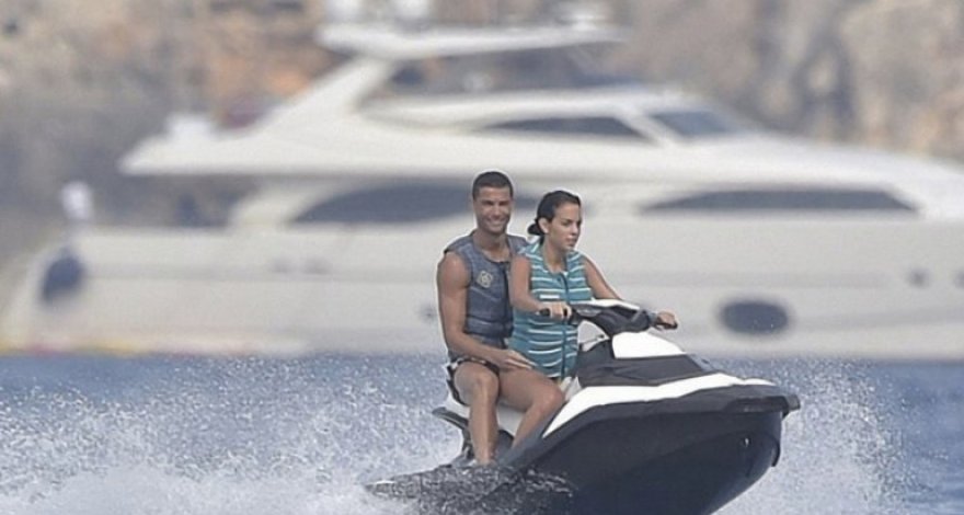 Роналду показал, как отдыхает с возлюбленной на яхте – ФОТО