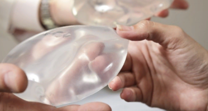 Имплантаты груди делают женщин забывчивыми и тревожными