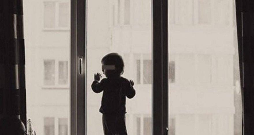 Мужчина на лету поймал выпавшего из окна ребенка – ВИДЕО