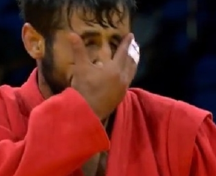 Erməni idmançını məğlub edib ağlayan Mehmanın videosu rekord qırır (VİDEO)