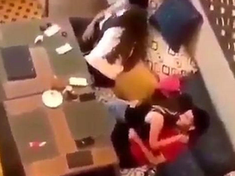 Bu dəfə Bakıda iki qızın VİDEOsu yayıldı: özü də məşhur restoranda - 18+ VİDEO