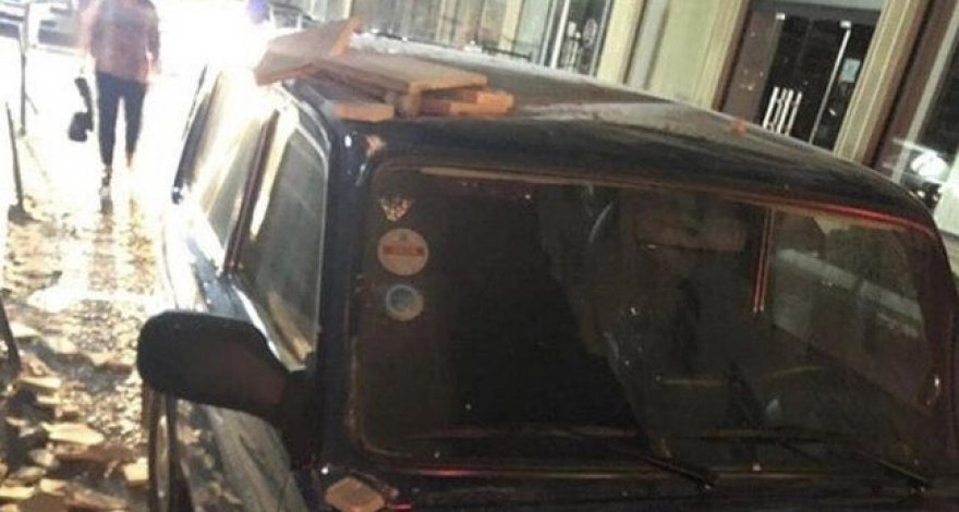 В Баку на автомобиль посыпались камни - ВИДЕО