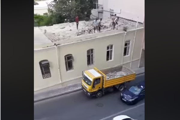 Səbail İcra hakimiyyətinin işçiləri tullantıları əcaib şəkildə daşıyırlar (VİDEO)