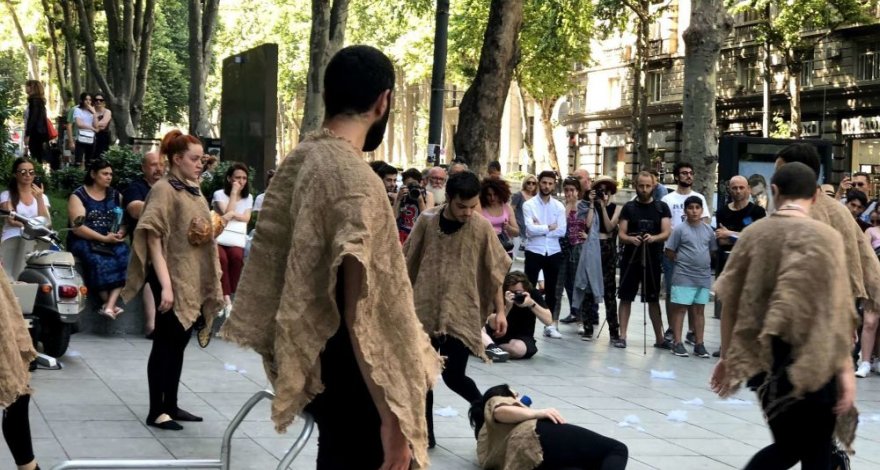 Азербайджанцы показали в бурлящем Тбилиси уличный перформанс - ФОТО