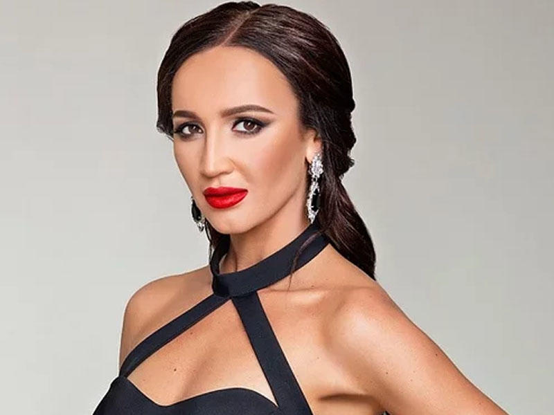 Əynini dəyişərkən qapını açıq qoydu, paparassiləri sevindirdi - FOTO