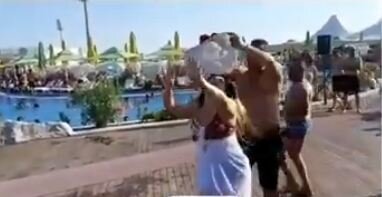 Азербайджанская певица в купальнике танцует с арабскими туристами - ВИДЕО