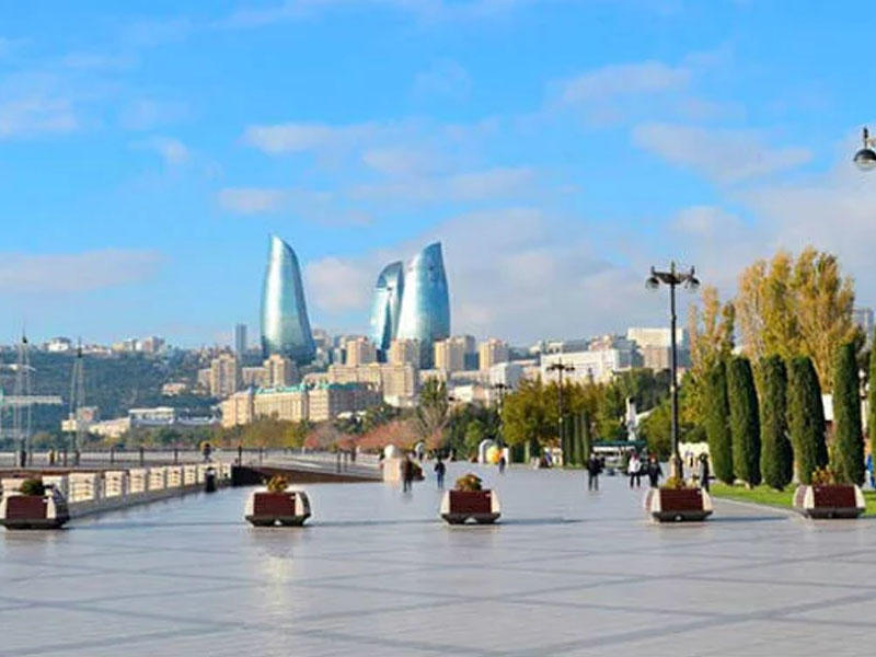 İstiyə dözməyən turistlər Bakı bulvarında belə gəzirlər - FOTO