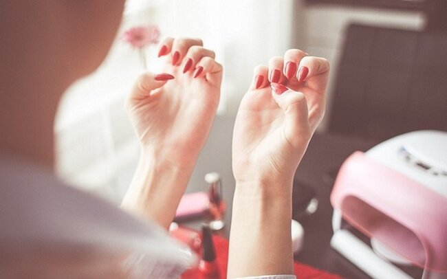 Dırnaqlara gel-lak etdirmək dəri xərçəngi yaradır – Alimlərdən SOS