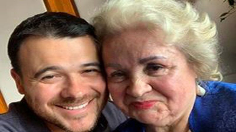 Emin Ağalarov nənəsi ilə fotosunu paylaşdı