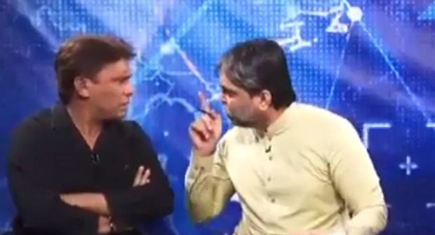 Canlı yayımda siyasətçi jurnalistə hücum etdi – Video