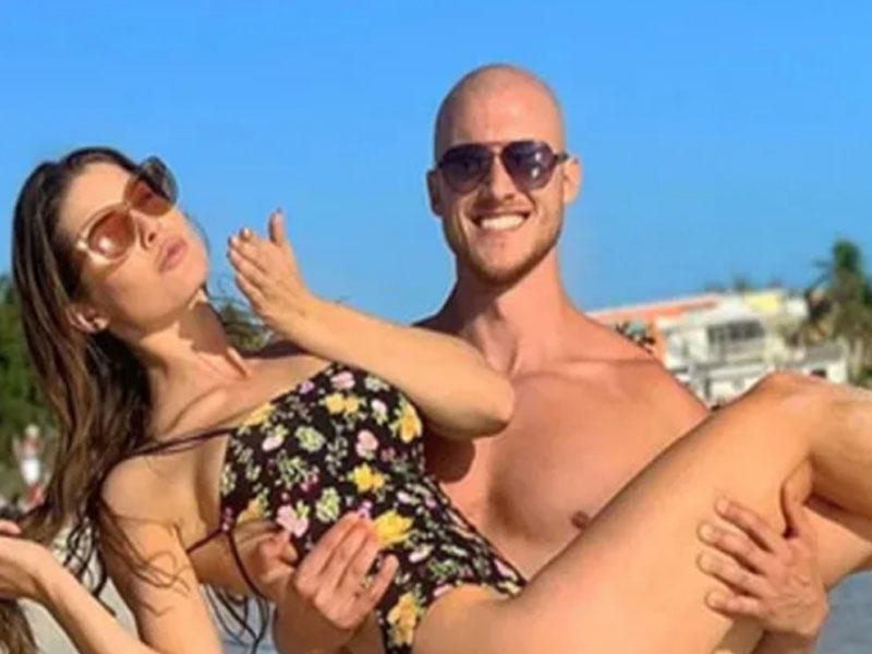 Sevgilisi ilə çılpaq fotosu tənqid edildi - FOTO