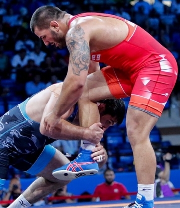 Güləşçimiz əsəbiləşib rəqibinə qapaz vurdu - VİDEO