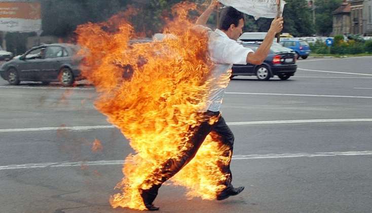 Uşağı qıc olan ata üzərinə benzin tökərək özünü yandırı - Azərbaycanda ŞOK HADİSƏ