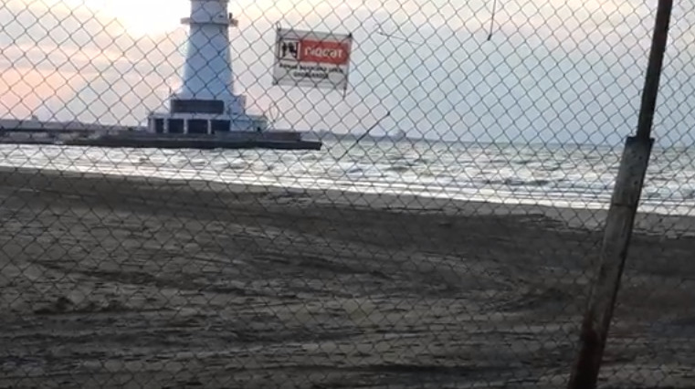 Deputat: “Xəzəri hasarlayıb, qamışdan gecəqondular düzəldiblər”