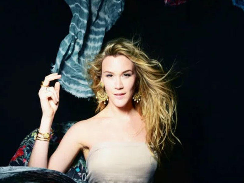 İngilis müğənninin hicablı FOTOsu tənqid edildi