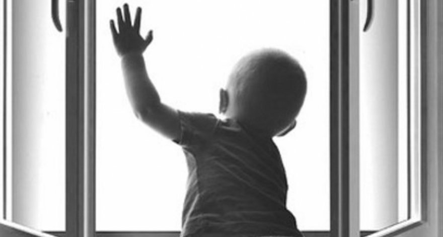 Подросток поймал выпавшего из окна ребенка и стал звездой Сети – ВИДЕО