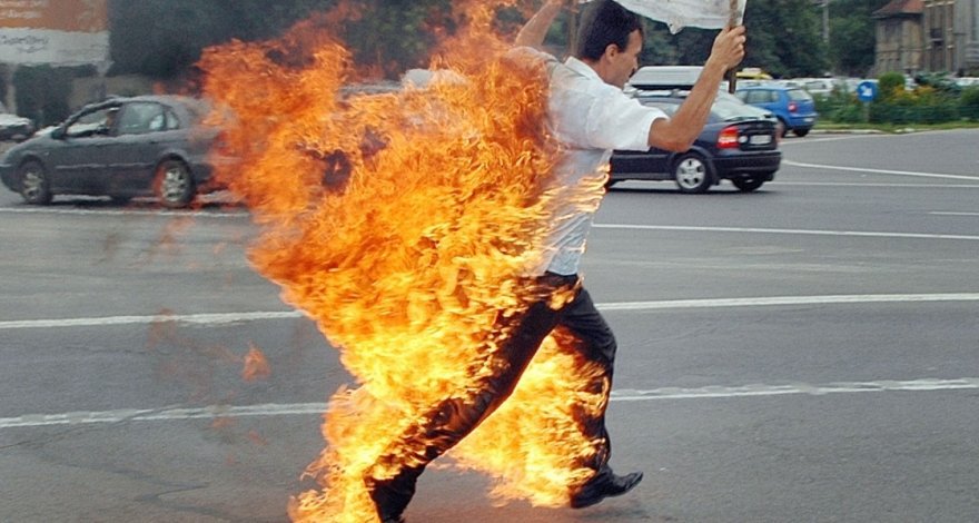 В Мингячевире мужчина поджог себя во дворе больницы