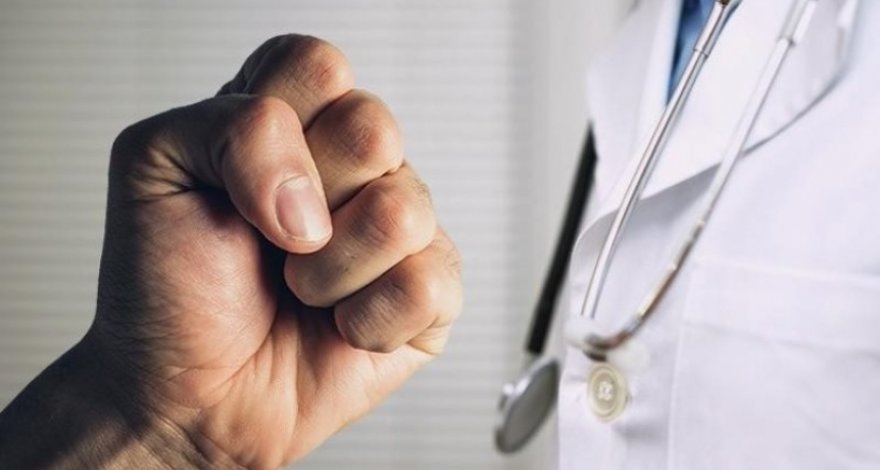 В Бардe избили врача и медсестру