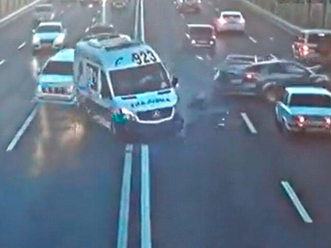 Bakıda təcli yardım maşını dəhşətli qəza törətdi - İnanılmaz görüntülər - VİDEO